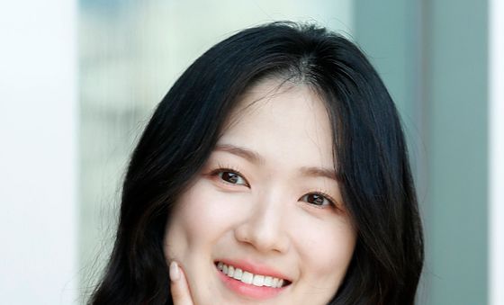 김혜윤, 싱그러운 볼 콕 애교