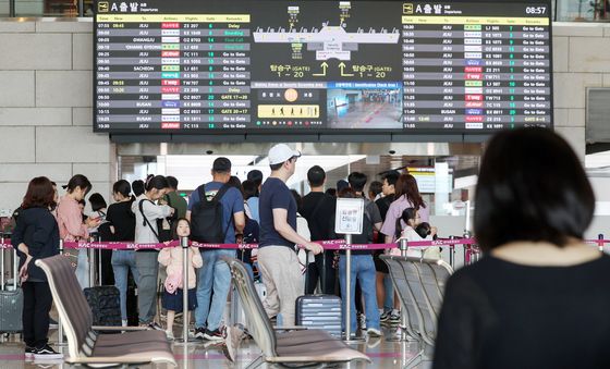 현충일 징검다리 연휴 앞두고 붐비는 공항 출국장