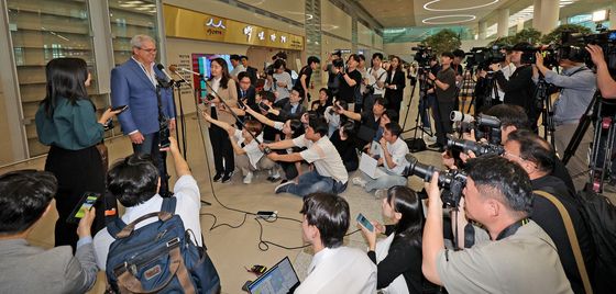 석유 매장 관련 질문 받는 비토르 아브레우 고문