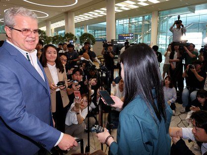 국내 입국 후 취재진 질문 받는 비토르 아브레우 고문