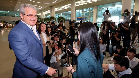 국내 입국 후 취재진 질문 받는 비토르 아브레우 고문