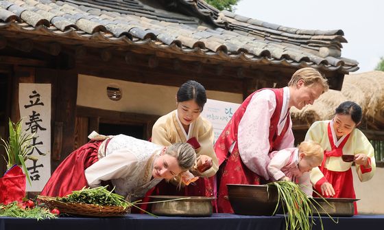 '한국에서 창포물 머리 감기 체험'