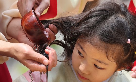 '창포물에 머리 감는 어린이'