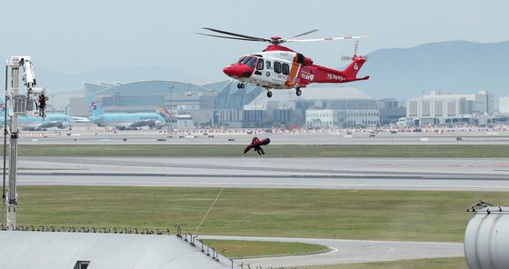 구조헬기로 후송되는 항공기 사고 환자