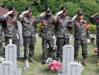 전우의 묘비 향해 거수경례