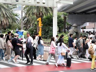 현충일 연휴 제주공항 '북적'