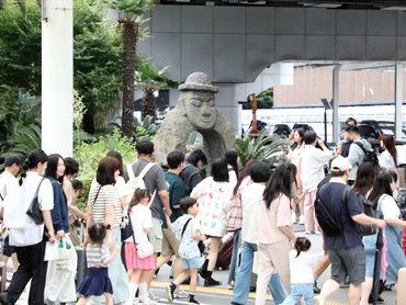 현충일 연휴 제주공항 '북적'