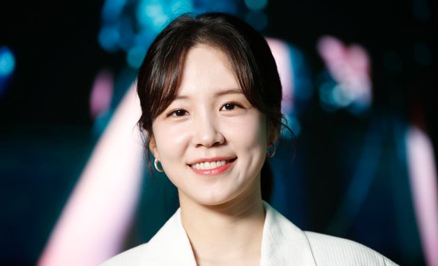 장예원, 지성 미인의 우아한 미소