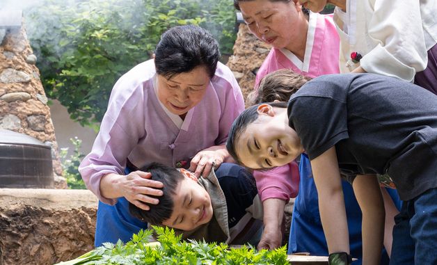 단오 앞두고 창포물 머리감기