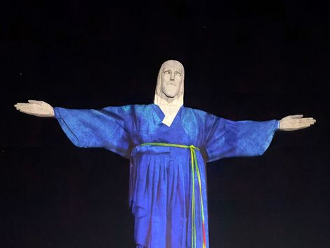 사상 최초로 해외의상 한복 걸친 브라질 랜드마크 거대 예수상