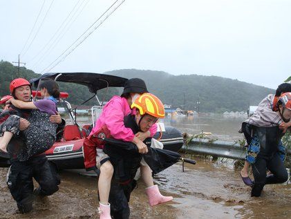 집중호우로 고립된 주민 구조