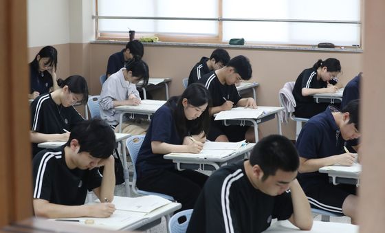 7월 전국연합학력평가 치르는 고3 학생들