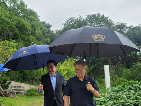 문 전 대통령과 텃밭 둘러보는 김두관 후보