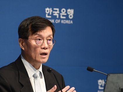 한은 총재 "금통위 전원 일치로 기준금리 동결 결정"