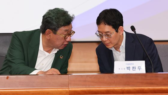 대화하는 김상협 위원장과 박찬우 부사장