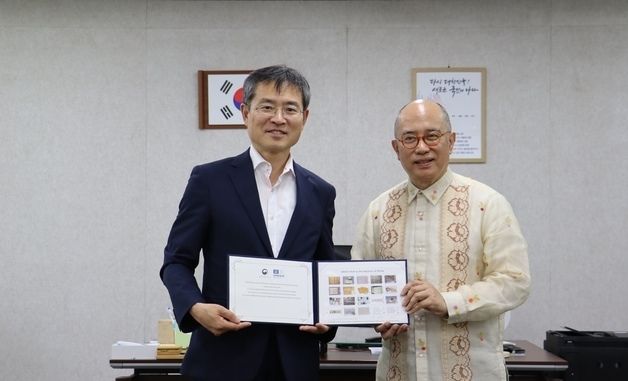 기념 촬영하는 이용철 국가기록원장과 필리핀 문화예술위원장