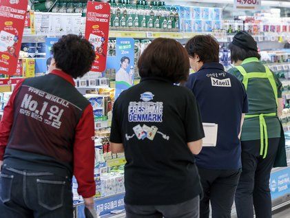 '내년 최저임금 1.7% 올려 시간당 1만 30원'