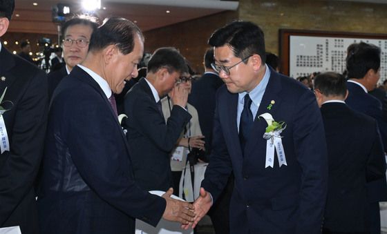 제헌절 76주년 경축식서 인사 나누는 황우여·박찬대