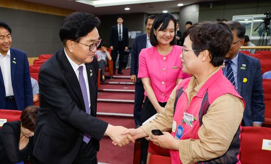 '나는 얼마짜리입니까' 필자 만난 우원식 의장