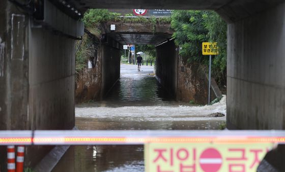 수도권 폭우로 일부 도로 통제