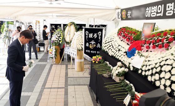 '채 해병 순직 1주기' 시민분향소 찾은 조국 당대표 후보자