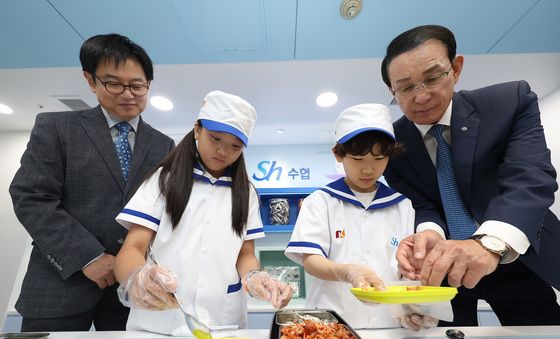 수산물 육수팩 만들기 체험하는 노동진 수협중앙회장·강재형 키자니아 대표