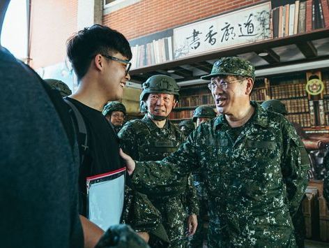 [포토]대만 국방부장 '한광' 훈련 소집 예비역 격려