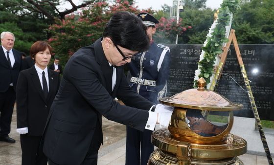 YS 묘역 찾아 분향하는 한동훈