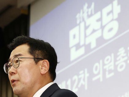 본회의 앞두고 의총 주재하는 박찬대