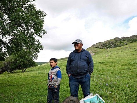 [포토]폐기물 수습하는 몽골 아빠와 아들…치워도 갈 곳이 없다