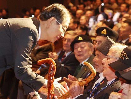 유엔군 참전용사들에게 청려장(靑藜杖) 전하는 한덕수 총리