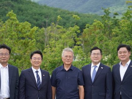 '文 전 대통령과 함께'