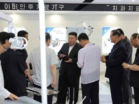 의료기구공장 돌아보는 北 김정은…전원회의 후 '경제 발전' 독려