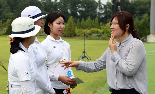 양궁 선수들 격려하는 장미란 차관