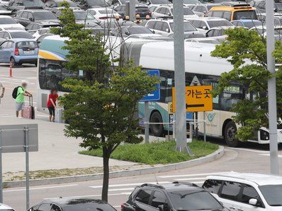 인천공항 순환버스 탑승하는 여행객들