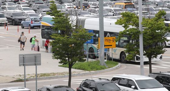 인천공항 순환버스 탑승하는 여행객들