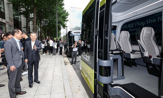 '청계천 자율주행버스 탑승합니다'