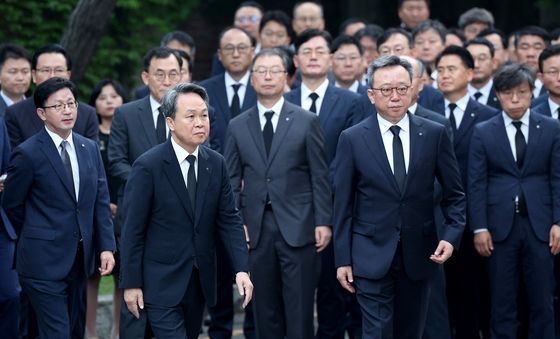 시청역 사고 직원 발인식 참석한 진옥동 회장과 정상혁 은행장