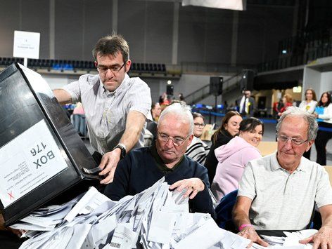 [포토] 투표 용지 '우르르' 개표 시작된 英 총선