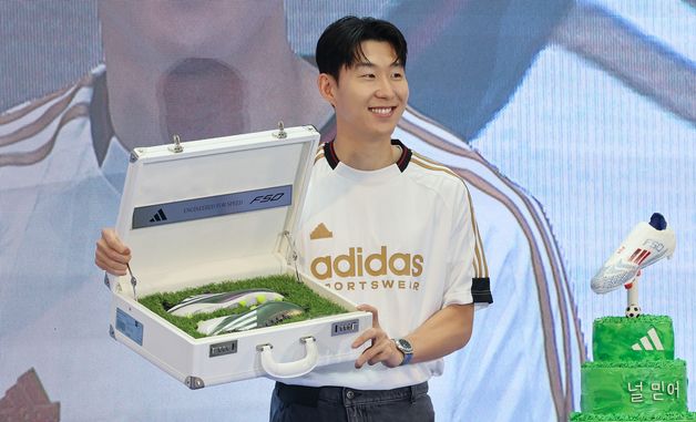 손흥민, 첫 골을 넣었던 축구화와 함께