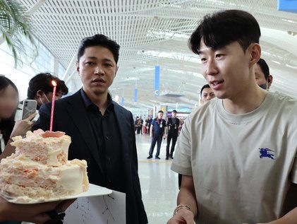 손흥민, 공항서 미리 받은 생일케이크