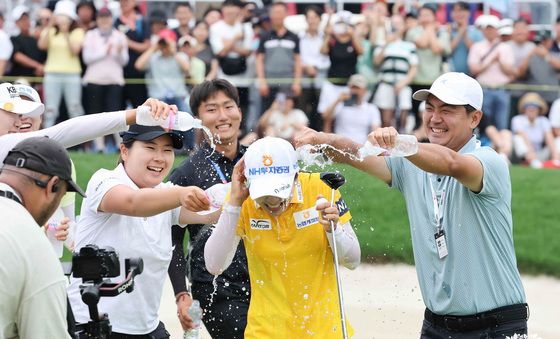 우승 축하 물세례 받는 이가영