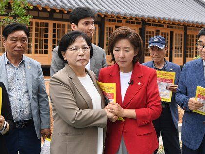 고 서정우 하사 어머니 손 잡은 나경원 후보