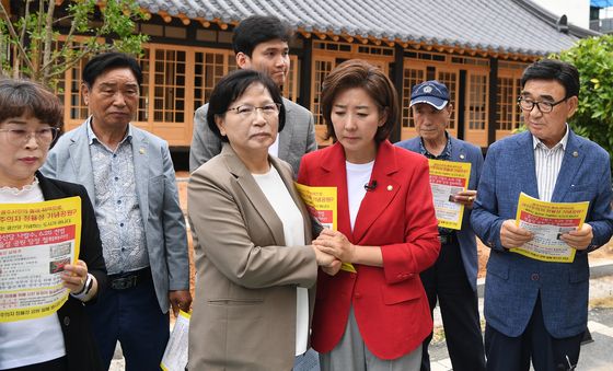 고 서정우 하사 어머니 손 잡은 나경원 후보