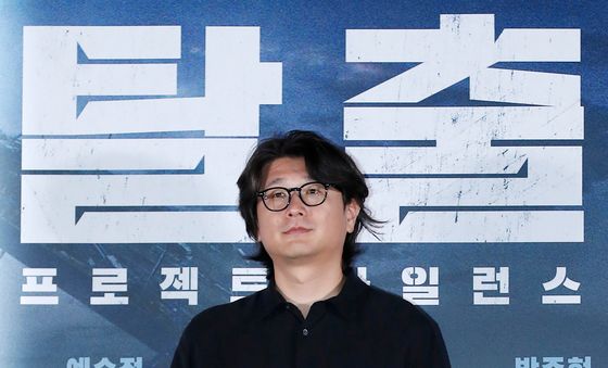 포즈 취하는 '탈출' 김태곤 감독