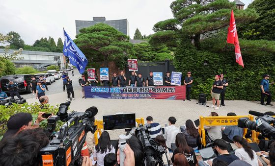 이재용 회장 자택 앞에서 기자회견하는 삼성전자 노조