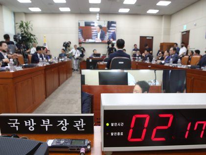 국회 국방위 첫 전체회의 , 여야 의원들만