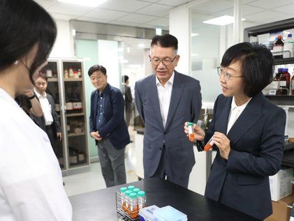 한국식품과학연구원 실험실 둘러보는 오유경 식약처장