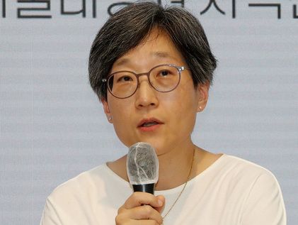 토론회 발언하는 강희경 위원장