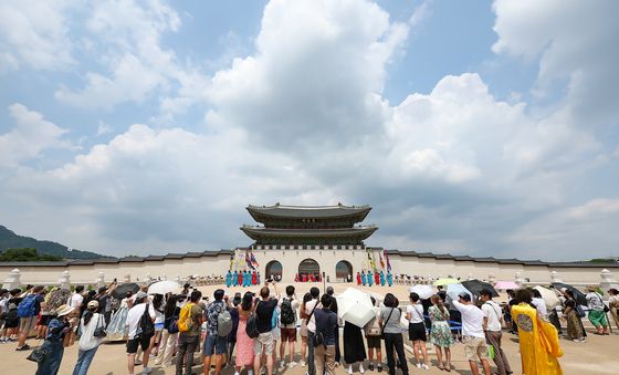 무더위 속 열리는 광화문 수문장 교대의식